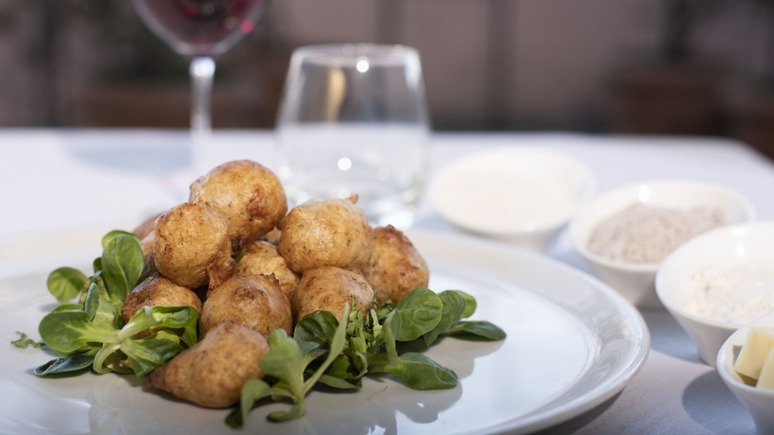 piatto con sciatt valtellinesi