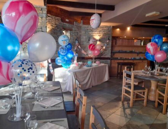 sala allestita con palloncini