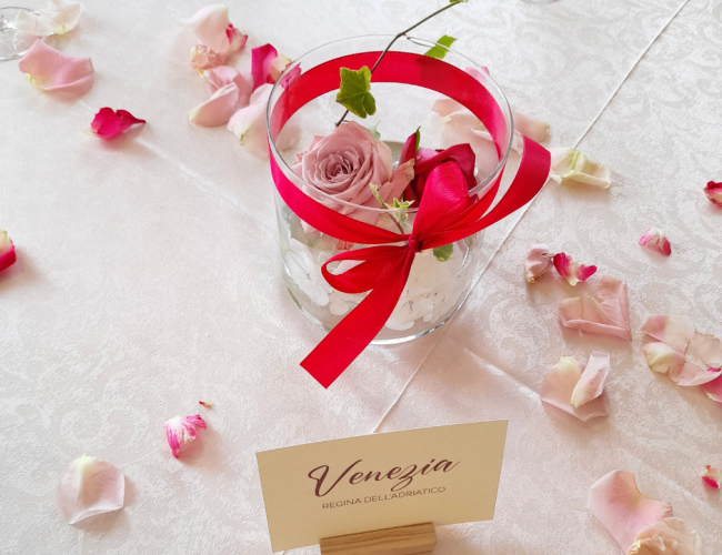 tavolo con fiori e petali