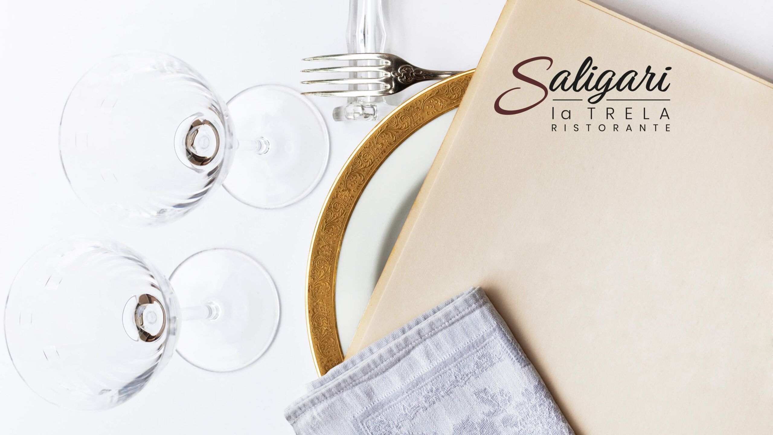 tavolo con piatto e bicchieri e menu