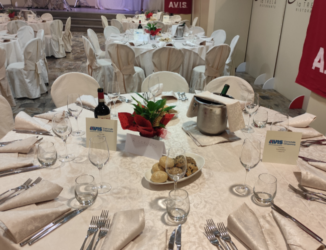 tavolo apparecchiato per evento