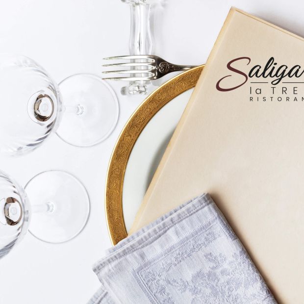 tavolo con piatto e bicchieri e menu