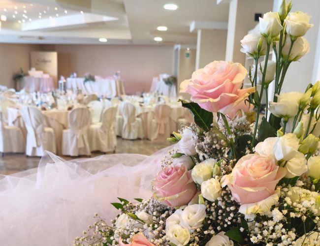 allestimenti con rose rosa e bianche