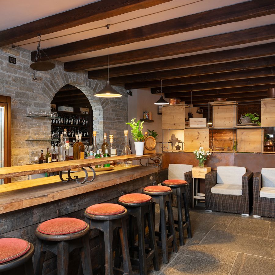 bancone sala privata e divanetti