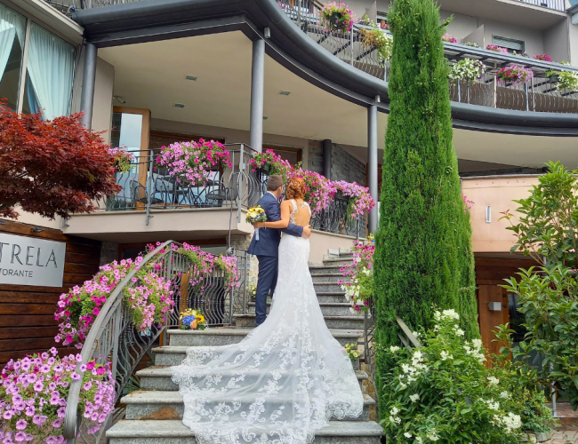 sposi sulla scalinata