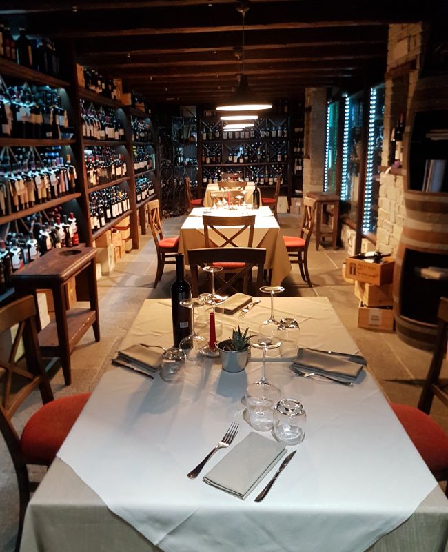 tavolo con cantina