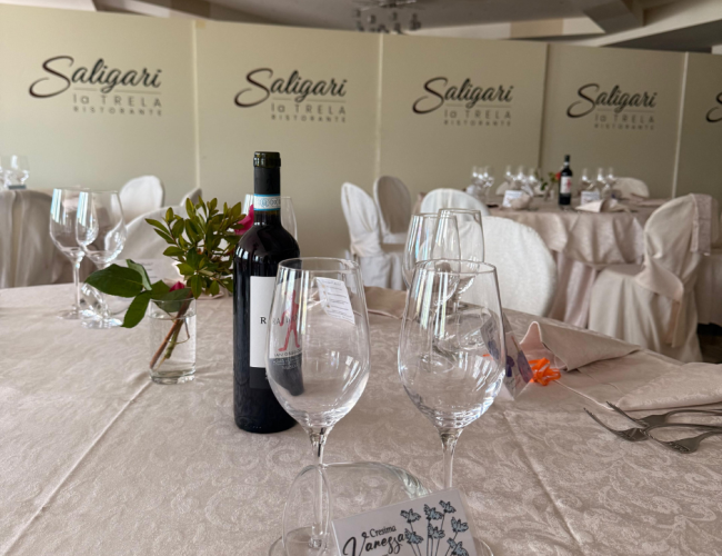 sala e tavoli allestiti