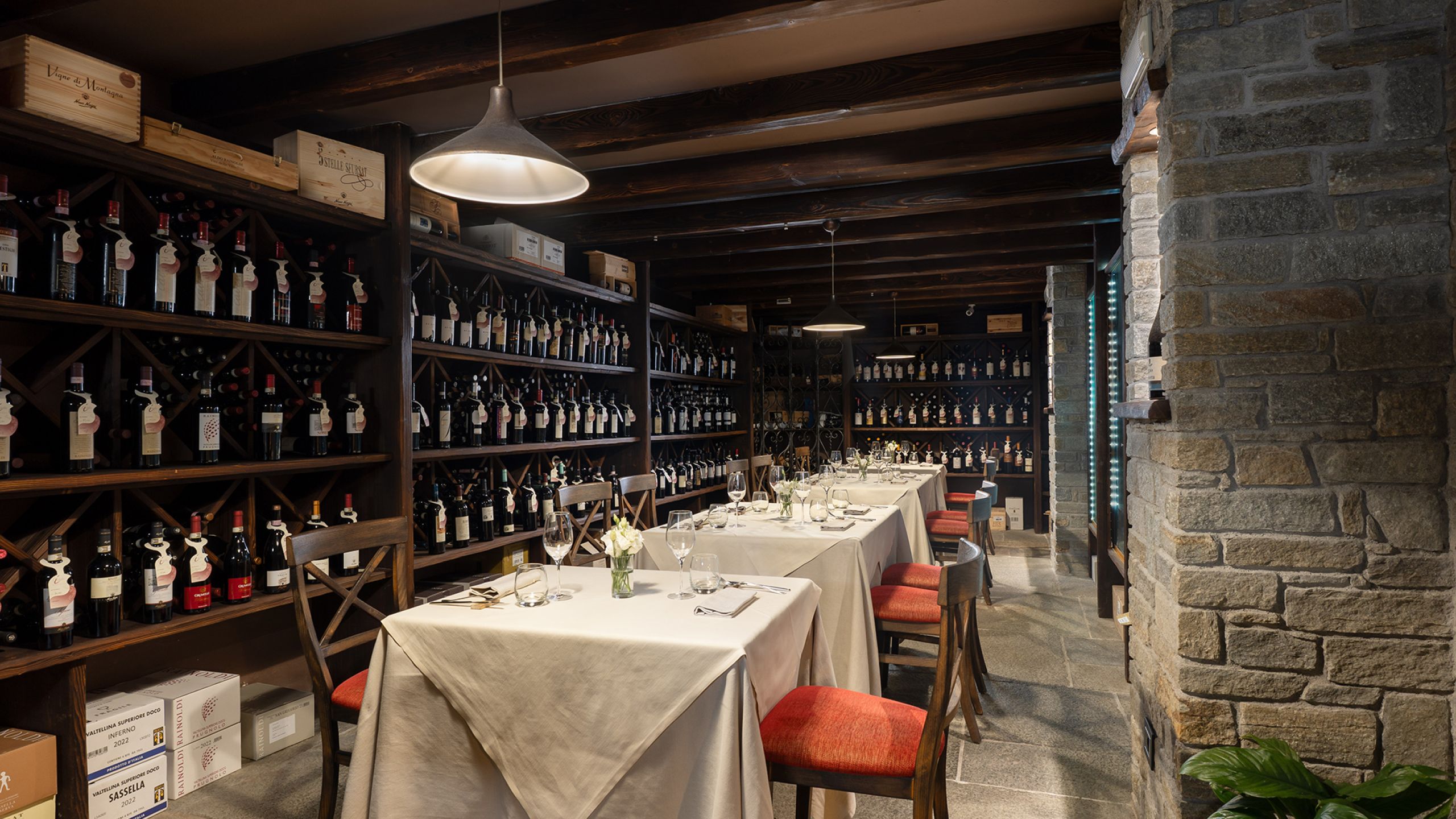 sala privata con parete di bottiglie di vino