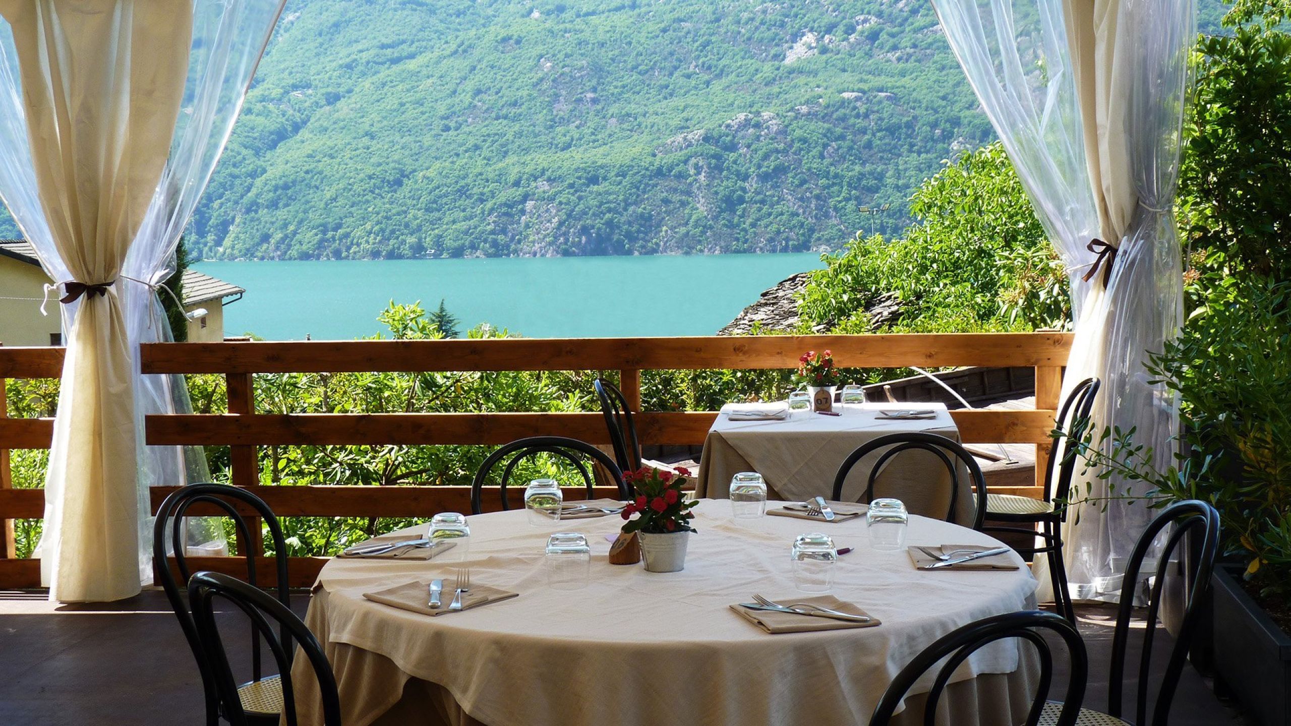tavolo con vista sul lago