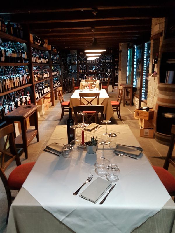 tavolo con cantina