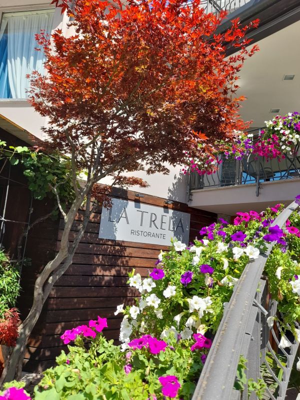 esterno insegna la trela