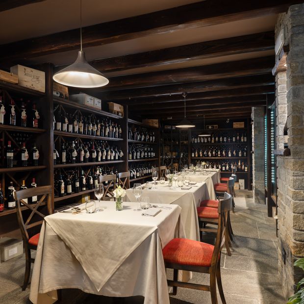 sala privata con parete di bottiglie di vino